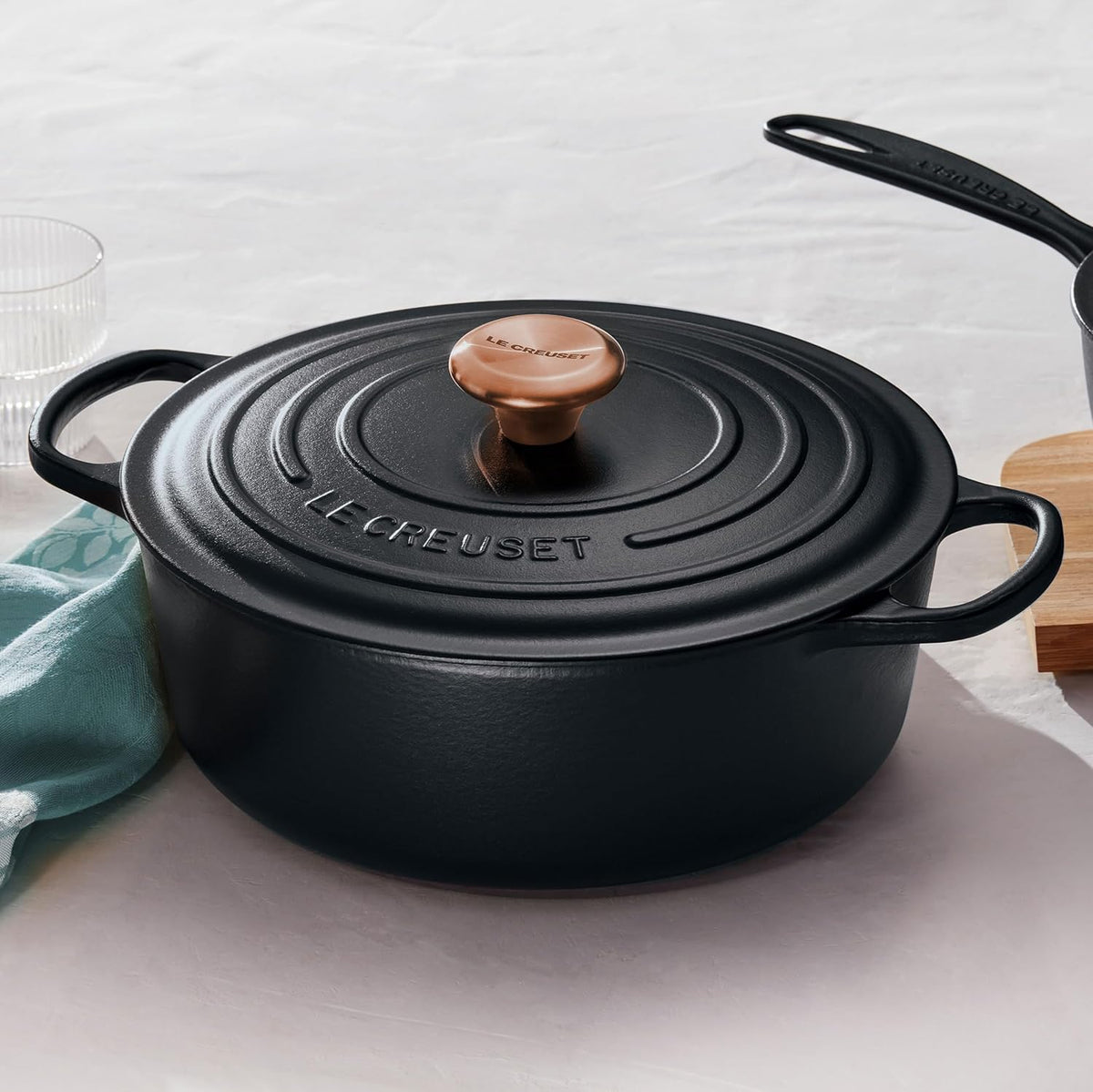 6.75-quart Round Wide Dutch Oven with Copper Knob D574