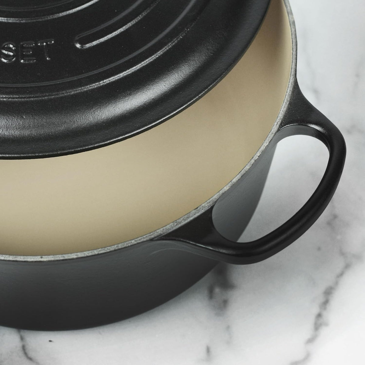 6.75-quart Round Wide Dutch Oven with Copper Knob D574