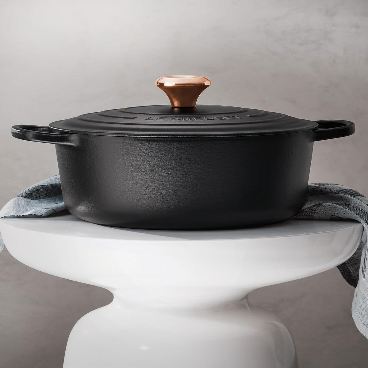6.75-quart Round Wide Dutch Oven with Copper Knob D574